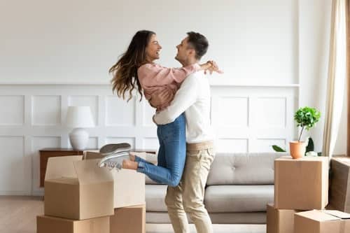 Couple heureux qui vient d'emménager dans sa nouvelle maison