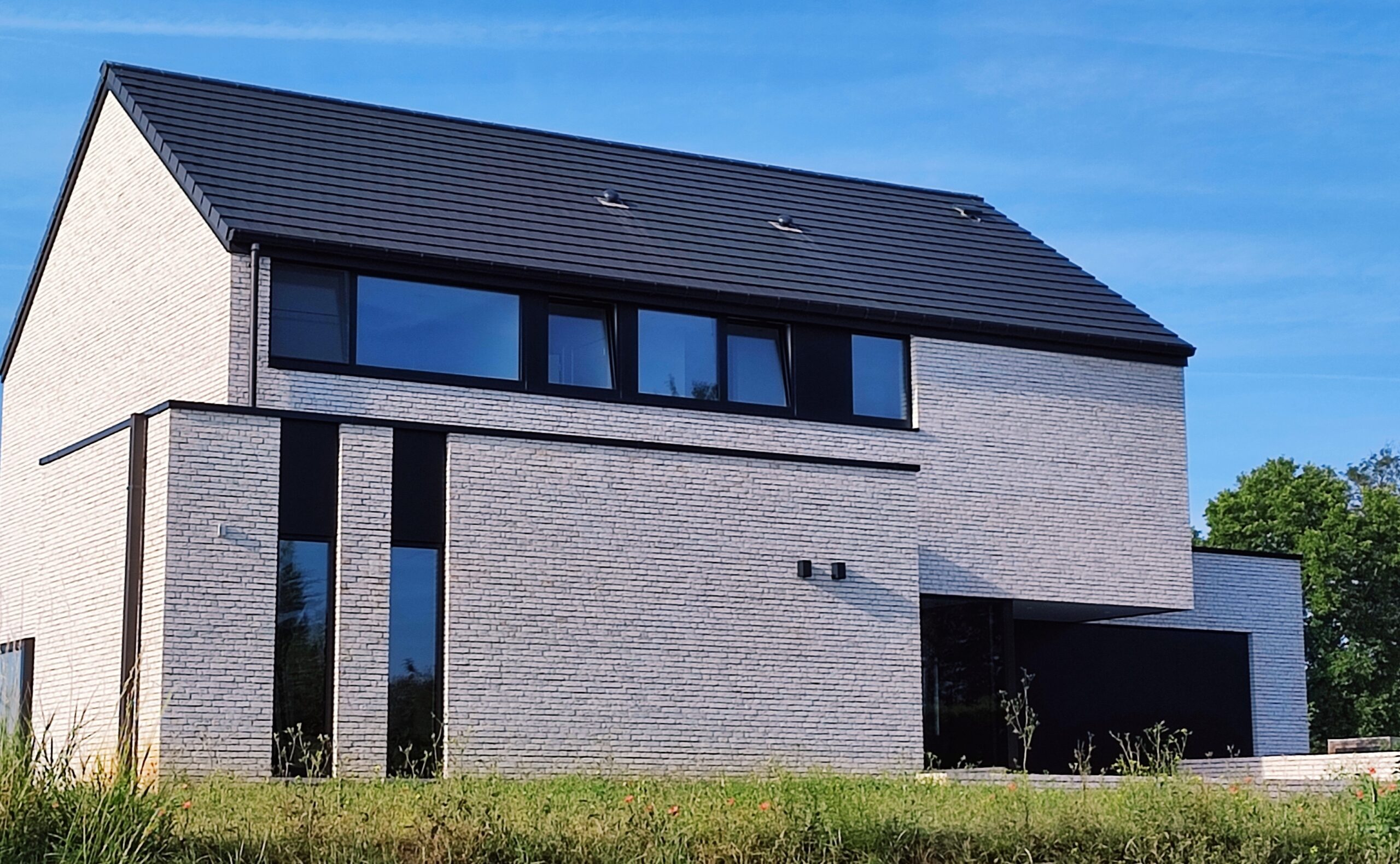 Maison clé sur porte briques blanches à Liège par Hansoul & Thonon